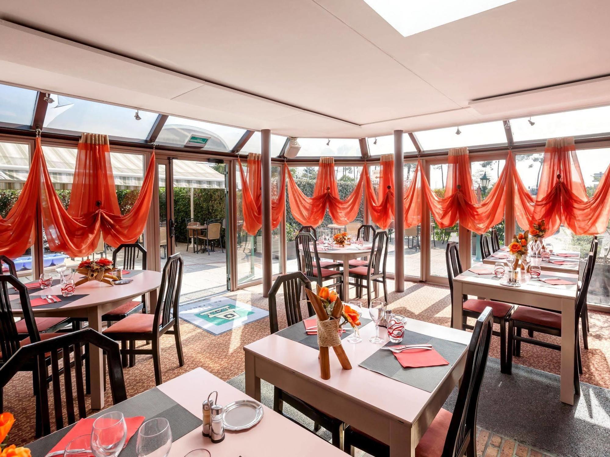 Logis Hotel Horus Restaurant Les Bruyeres Toulenne Exterior photo