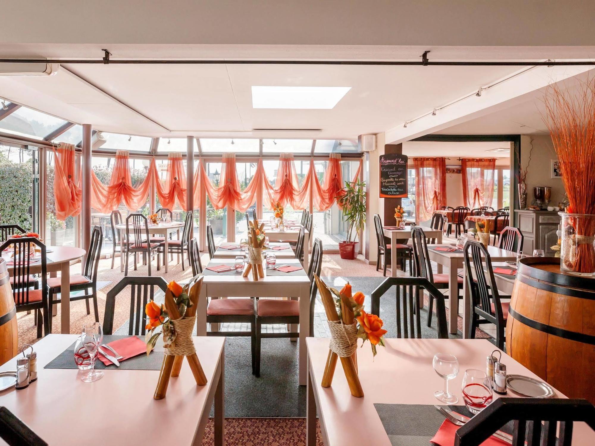 Logis Hotel Horus Restaurant Les Bruyeres Toulenne Exterior photo